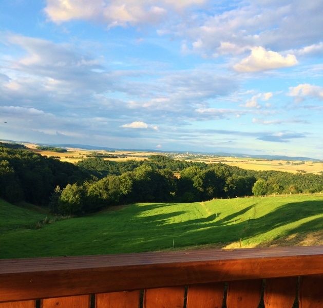 Blick von der Ferienwohnung aus ins schöne Tal und ins Maifeld