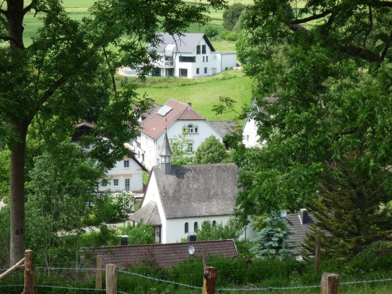 Bei einem Spaziergang blicken Sie in das beschauliche Dorf Niederhelden