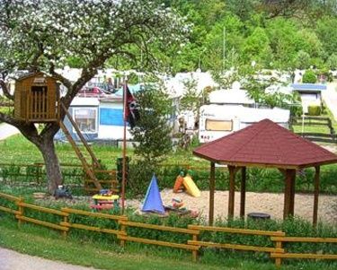 Spielplatz mit Baumhaus im Apfelbaum