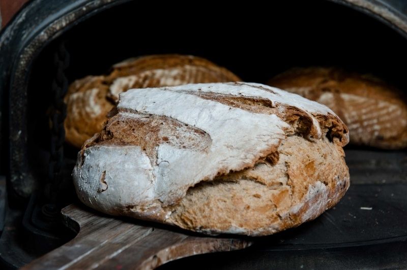 Selbstgebackenes Steinofenbrot