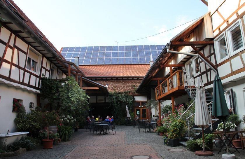 Sommers lädt der beeindruckende Innenhof zum Draußen-Genießen ein.