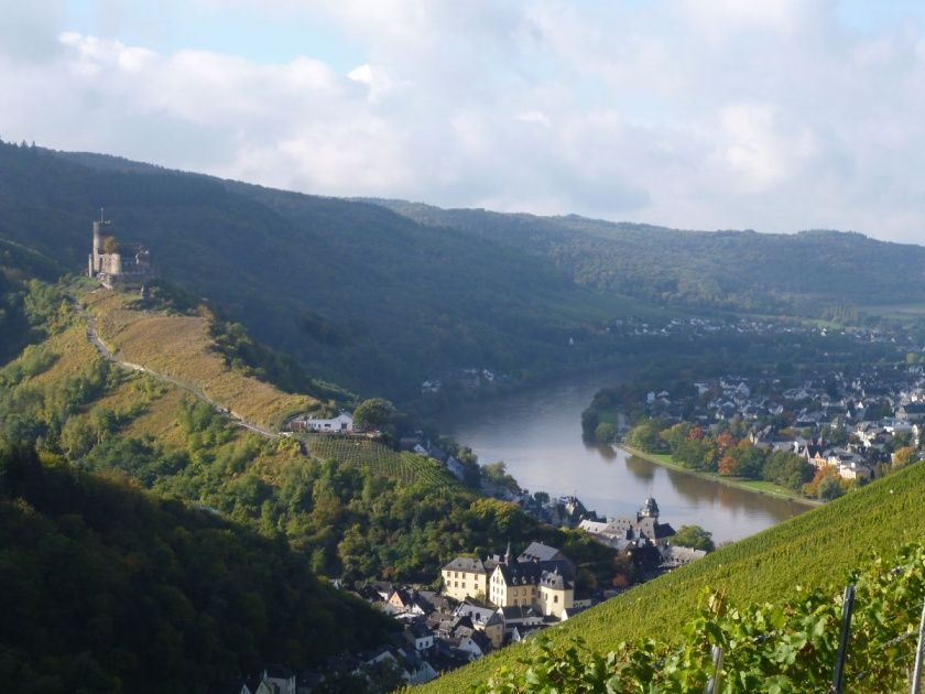 Blick auf Burg Landshut und Bernkastel