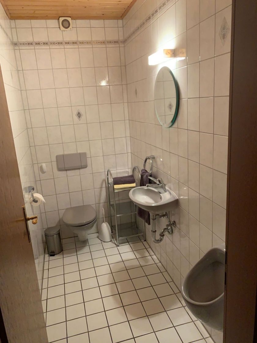 Kleines WC mit Urinal große Fewo