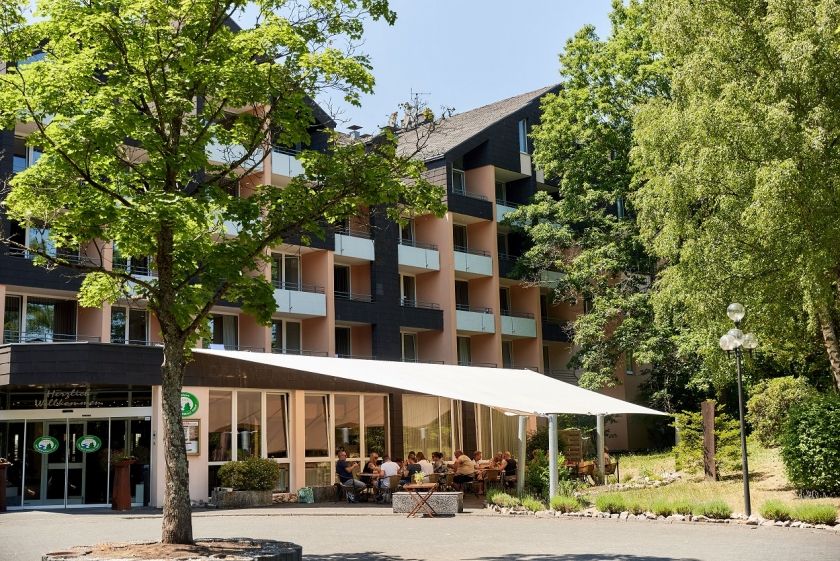 Außenansicht mit überdachter Hotelterrasse