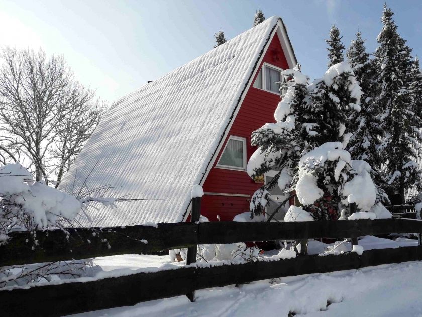 weitere Ansicht vom Eifeler Finnhaus im Winter